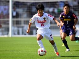 松阪高校の選手が県リーグでゴールへ攻め込む瞬間